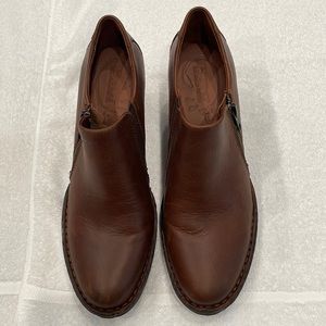 Born Womens Sarella Leather Closed Toe Classic Pumps